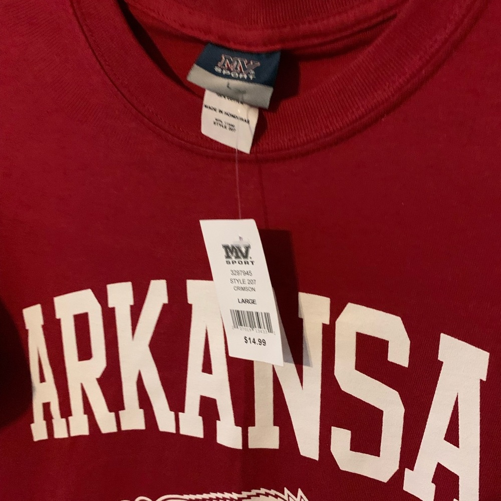 Large. Mens. T-shirt. Arkansa Razorbacks. - Picture 2 of 3